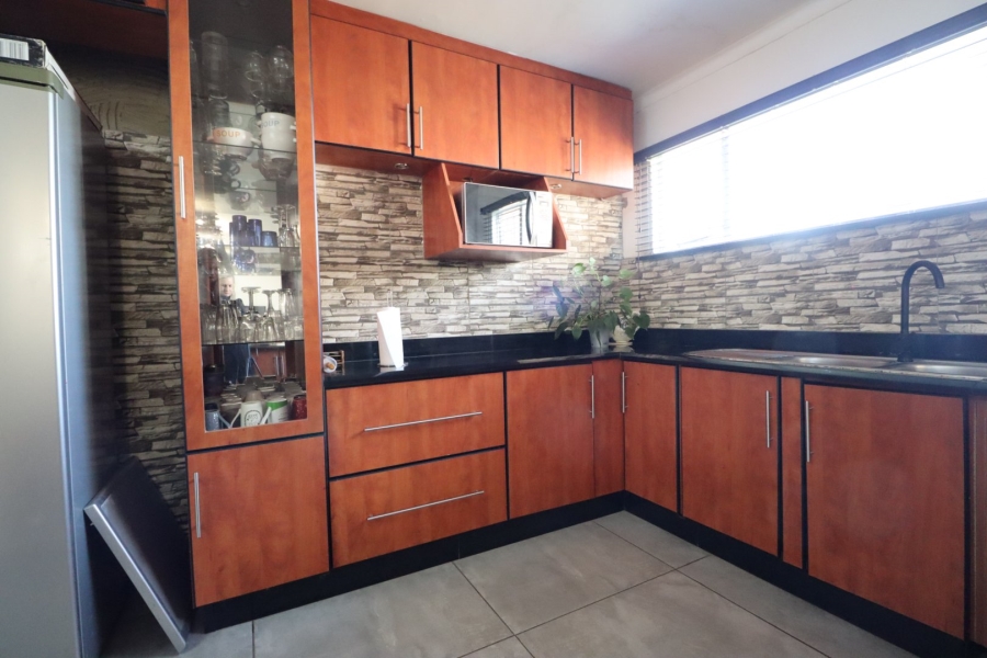 5 Bedroom Property for Sale in Kabega Park Eastern Cape